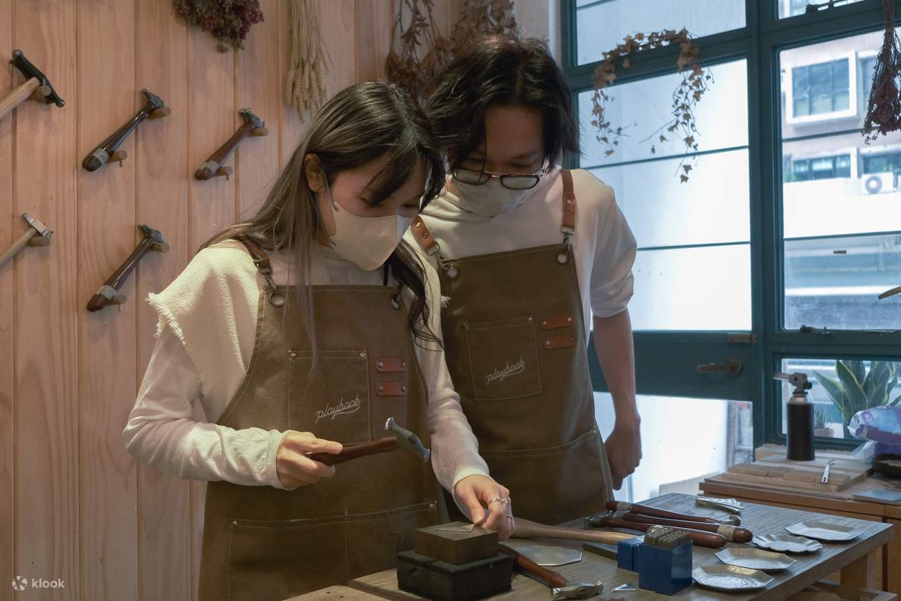 Taller de reloj de escritorio de teñido de bronce.